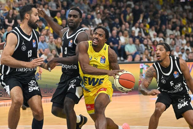 Nate Johnson of EWE Baskets Oldenburg, No. 10, against Martin Breunig of Veolia Towers Hamburg, No. 13, and Osario Rich of Veolia Towers Hamburg, 03, and Zakai Zeigler of Veolia Towers Hamburg, 05. EWE Baskets Oldenburg vs. Veolia Towers Hamburg, exhibition game, 2026–2027 season, September 6, 2026, EWE Baskets Oldenburg vs. Veolia Towers Hamburg, exhibition game, 2026–2027 season, September 6, 2026, Oldenburg Copyright: xEibner-Pressefoto RobertxGertzenx EP_RGN