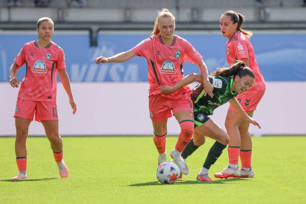 Wolfsburg, Deutschland: 06.09.2026 - 1. Frauenbundesliga - 3. Spieltag - VfL Wolfsburg Frauen vs. Werder Bremen Im Bild: v.li. im Zweikampf Luna Vazeir (Bremen), Isabella Jaron (Wolfsburg), Joelle Wesemeyer (Wolfsburg) und Wiktoria Zieniewicz (Bremen) *** Wolfsburg, Germany, September 6, 2026, Women s Bundesliga, Matchday 3: VfL Wolfsburg Women vs. Werder Bremen. Pictured, from left to right, in a tackle: Luna Vazeir (Bremen), Isabella Jaron (Wolfsburg), Joelle Wesemeyer (Wolfsburg), and Wiktoria Zieniewicz (Bremen) Copyright: HMBxMedia MadeleinexFantini