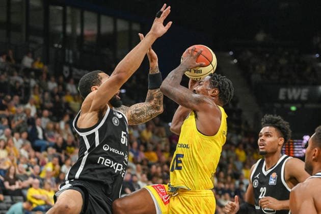 Nate Johnson, EWE Baskets Oldenburg, 10 vs. David Muenkat, Veolia Towers Hamburg, 55; EWE Baskets Oldenburg vs. Veolia Towers Hamburg, exhibition game, 2026–2027 season, September 6, 2026, EWE Baskets Oldenburg vs. Veolia Towers Hamburg, preseason game, 2026–2027 season, September 6, 2026, Oldenburg Copyright: xEibner-Pressefoto RobertxGertzenx EP_RGN