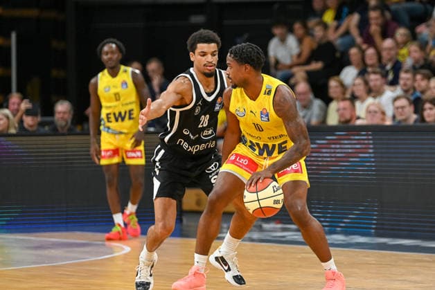 Nate Johnson (EWE Baskets Oldenburg), 10 vs. Mathys Kangudia (Veolia Towers Hamburg), 28 EWE Baskets Oldenburg vs. Veolia Towers Hamburg, Exhibition Game, 2026–2027 Season, September 6, 2026, EWE Baskets Oldenburg vs. Veolia Towers Hamburg, preseason game, 2026–2027 season, September 6, 2026, Oldenburg Copyright: xEibner-Pressefoto RobertxGertzenx EP_RGN