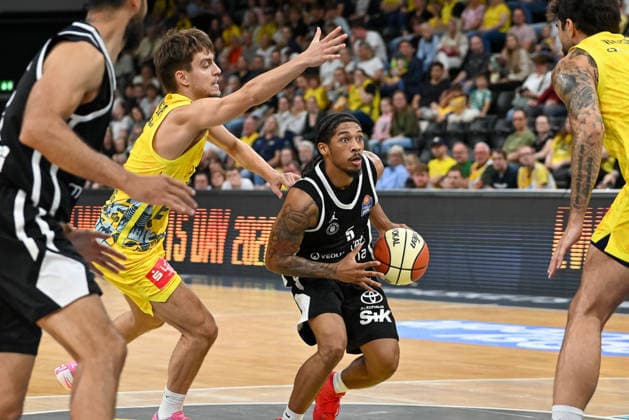 Zakai Zeigler of Veolia Towers Hamburg, 05, drives to the basket against Zach Ensminger of EWE Baskets Oldenburg, 03; EWE Baskets Oldenburg vs. Veolia Towers Hamburg, exhibition game, 2026–2027 season, September 6, 2026, EWE Baskets Oldenburg vs. Veolia Towers Hamburg, preseason game, 2026–2027 season, September 6, 2026, Oldenburg Copyright: xEibner-Pressefoto RobertxGertzenx EP_RGN