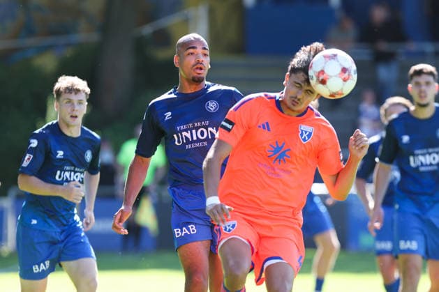September 6, 2026, Soccer, Men s, Regionalliga Nord, Matchday 7, Bremer SV vs. BSV Kickers Emden; Anthony Nwachukwu 5 (Bremer SV) in a tackle with Jamil Najjar (orange, 44) of BSV Kickers Emden