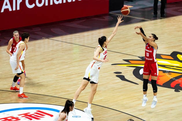 Eliska Joklova, Czech Republic, No. 10 shooting, Xu Han, China, No. 15, GER, China vs. Czech Republic, Basketball, 2026 FIBA Women’s World Cup, Group Stage, Matchday 2, September 6, 2026, GER, China vs. Czech Republic, Basketball, 2026 FIBA Women’s World Cup, Group Stage, Matchday 2, September 6, 2026, Berlin Copyright: xEibner-Pressefoto MaxxVincenx EP_MVN