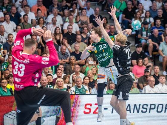 Erik Persson of Frisch Auf Goeppingen, No. 22, takes a shot from the backcourt while being pressured by Eric Johansson of THW Kiel, No. 21; Frisch Auf Goeppingen vs. THW Kiel, handball, 1st Bundesliga, Men s, 2026–2027 season, September 6, 2026, Frisch Auf Goeppingen vs. THW Kiel, Handball, 1st Bundesliga, Men’s, 2026–2027 season, September 6, 2026, Goeppingen Copyright: xEibner-Pressefoto MichaelxSchmidx EP_MST