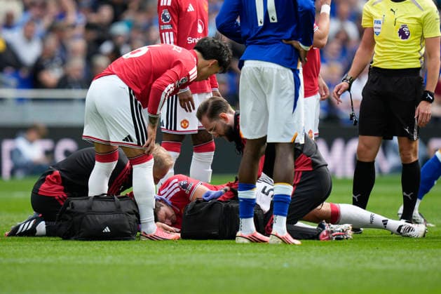 Everton v Manchester United, ManU Premier League Harry Maguire of Manchester United receives treatment after a clash of heads with Thierno Barry of Everton FC during the Everton v Manchester United Premier League match at the Hill Dickinson Stadium, Liverpool, England on 6 September 2026 Credit: Steve Flynn Every Second Media Editorial use only. All images are copyright Every Second Media Limited. No images may be reproduced without prior permission. All rights reserved. Premier League and Football League images are subject to licensing agreements with Football DataCo Limited. see https: www.football-dataco.com Copyright: xIMAGO EveryxSecondxMediax ESM-2142-0032 StevexFlynnx xEveryxSecondxMediax