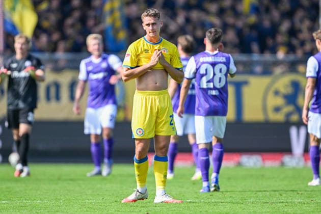 2. Bundesliga - 26 27 - VfL Osnabrück - Eintracht Braunschweig am 06.09.2026 an der Bremer Brücke in Osnabrück Jan Urbich (Braunschweig) unzufrieden, enttäuscht, enttaeuscht, niedergeschlagen. *** 2. Bundesliga, Matchday 26, VfL Osnabrück vs. Eintracht Braunschweig on September 6, 2026, at the Bremer Brücke in Osnabrück; Jan Urbich, Braunschweig: dissatisfied, disappointed, disheartened, dejected MT