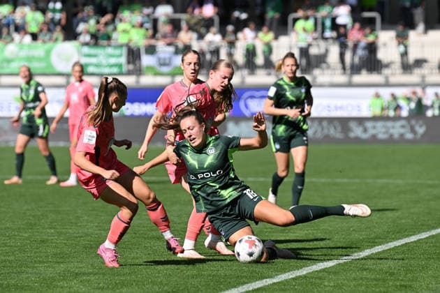 Fußball I Frauen I Saison 2026-2027 I Bundesliga I 3. Spieltag I VfL Wolfsburg - SV Werder Bremen I 06.09.2026 Mara Alber (18, VfL Wolfsburg) wird im Zweikampf gefoult, Michelle Weiß (15, SV Werder Bremen) (l.) und Marie Gmeineder (6, SV Werder Bremen) an Alber dran Wolfsburg AOK Stadion Niedersachsen Deutschland *** Soccer I Women s I 2026–2027 Season I Bundesliga I Matchday 3 I VfL Wolfsburg vs. SV Werder Bremen I September 6, 2026 Mara Alber 18, VfL Wolfsburg is fouled in a tackle; Michelle Weiß (15), SV Werder Bremen, and Marie Gmeineder (6), SV Werder Bremen, close in on Alber. Wolfsburg AOK Stadium, Lower Saxony, Germany Copyright: xLobeca InesxHähnelx