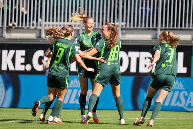 Wolfsburg, Deutschland: 06.09.2026 - 1. Frauenbundesliga - 3. Spieltag - VfL Wolfsburg Frauen vs. Werder Bremen Im Bild: v.li. die Dritte Torschützin Mara Alber (Wolfsburg) macht das Ausgleichstor zum 1:1 für Wolfsburg und jubelt mit Lara Prasnikar (Wolfsburg) und Sarai Linder (Wolfsburg) und Lieske Carleer (Wolfsburg) *** Wolfsburg, Germany, September 6, 2026, Women’s Bundesliga, Matchday 3: VfL Wolfsburg Women vs. Werder Bremen. Pictured from left: Mara Alber (Wolfsburg), who scored the equalizer to make it 1–1 for Wolfsburg, celebrates with Lara Prasnikar (Wolfsburg) and Sarai Linder (Wolfsburg), and Lieske Carleer (Wolfsburg) Copyright: HMBxMedia MadeleinexFantini