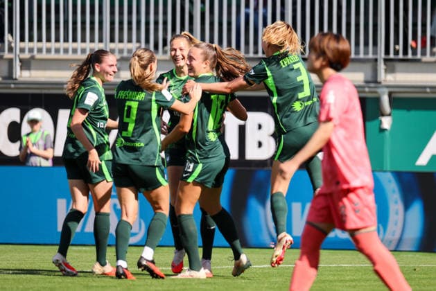 Wolfsburg, Deutschland: 06.09.2026 - 1. Frauenbundesliga - 3. Spieltag - VfL Wolfsburg Frauen vs. Werder Bremen Im Bild: v.li. die Dritte Torschützin Mara Alber (Wolfsburg) macht das Ausgleichstor zum 1:1 für Wolfsburg und jubelt mit ihren Mannschaftskolleginnen *** Wolfsburg, Germany, September 6, 2026—Women s Bundesliga, Matchday 3: VfL Wolfsburg Women vs. Werder Bremen. Pictured, from left: Mara Alber, Wolfsburg s third goal scorer, scores the equalizer to make it 1–1 for Wolfsburg and celebrates with her teammates. Copyright: HMBxMedia MadeleinexFantini