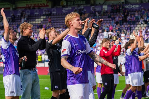Bjarke Jacobsen (VfL Osnabrück, 15) jubelt nach Abpfiff in die Richtung der eigenen Fans, Faust Geste, Jubel, Freude, Emotionen, Deutschland: Fussball, 2. Bundesliga, Saison 2026 27, 4. Spieltag, 06.09.2026, VfL Osnabrück vs Eintracht Braunschweig, Stadion Bremer Brücke (Osnabrück, Niedersachsen) *** Bjarke Jacobsen of VfL Osnabrück, 15, celebrates toward his team s fans after the final whistle—fist pump, celebration, joy, emotion, German soccer, 2. Bundesliga, 2026–27 season, Matchday 4, September 6, 2026, VfL Osnabrück vs. Eintracht Braunschweig, Bremer Brücke Stadium, Osnabrück, Lower Saxony Copyright: xLeonxFrickx