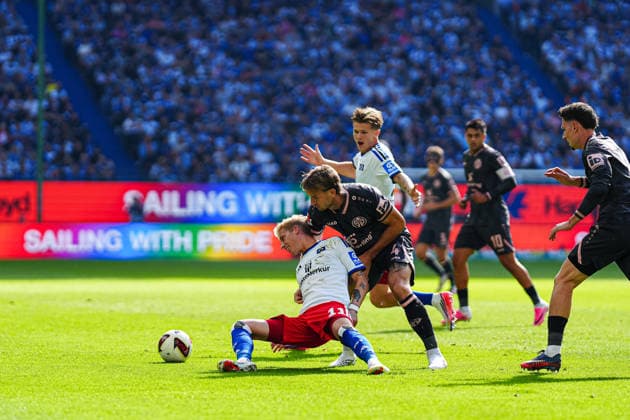 Albert Gronbaek (Hamburger SV, 11), Stefan Posch (1. FSV Mainz 05, 04) GER, Hamburger SV vs. 1. FSV Mainz 05, Fußball, 1. Bundesliga, Spieltag 02, Saison 2026 2027, 06.09.2026 DFL REGULATIONS PROHIBIT ANY USE OF PHOTOGRAPHS AS IMAGE SEQUENCES AND OR QUASI-VIDEO GER, Hamburger SV vs. 1. FSV Mainz 05, Fußball, 1. Bundesliga, Spieltag 02, Saison 2026 2027, 06.09.2026 Hamburg *** Albert Gronbaek, Hamburger SV, 11; Stefan Posch, 1 FSV Mainz 05, 04 (GER); Hamburger SV vs. 1 FSV Mainz 05, Soccer, Bundesliga 1, Matchday 02, 2026–2027 Season, September 6, 2026 DFL regulations prohibit any use of photographs as image sequences and or quasi-video GER, Hamburger SV vs. 1. FSV Mainz 05, soccer, 1. Bundesliga, Matchday 02, 2026–2027 season, September 6, 2026, Hamburg Copyright: xEibner-Pressefoto MarcelxvonxFehrnx EP_MFN