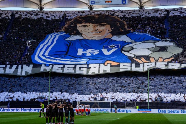 Sport Bilder des Tages Deutschland: Fußball Bundesliga 2026 27, 2. Spieltag Hamburger SV (HSV) vs 1. FSV Mainz 05 Volkspark Stadion (Hamburg): Choreografie fuer Legende Kevin Keegan, der an Krebs verstorben ist *** Germany Soccer Bundesliga 2026–27, Matchday 2: Hamburger SV (HSV) vs. FSV Mainz 05 at Volkspark Stadium, Hamburg—A tribute to the legendary Kevin Keegan, who passed away from cancer Copyright: xStefanxTrochax