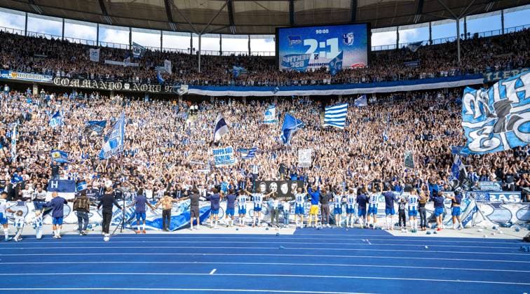 Fußball, Herren, Saison 2026 2027, 2. Bundesliga (4. Spieltag), Hertha BSC - 1. FC Magdeburg, Hertha bei den Fans, Jubel nach dem Abpfiff, Anzeigetafel mit 2:1-Endstand, 06.09.2026, *** Soccer, Men s, 2026–2027 Season, 2. Bundesliga, Matchday 4, Hertha BSC 1–FC Magdeburg, Hertha with the fans, Celebrations after the final whistle, Scoreboard showing a 2–1 final score, September 6, 2026, Copyright: xMatthiasxKochx