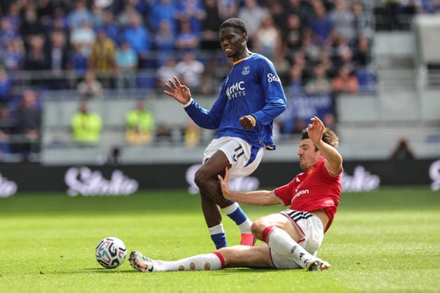 Premier League: Everton v Manchester United, ManU Harry Maguire of Manchester United slide tackles Thierno Barry of Everton during the Premier League match Everton vs Manchester United at Hill Dickinson Stadium, Liverpool, United Kingdom on 06 September 2026 (Photo by Mark Cosgrove News Images) Liverpool Hill Dickinson Stadium Merseyside United Kingdom Copyright: xMarkxCosgrove NewsxImagesx