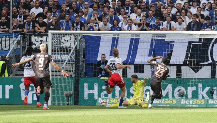 Hier erzielt 23 Sheraldo Becker (1.FSV Mainz 05) das 0-1 gegen Fernandes Daniel Heuer (Hamburger SV) Fussball, Herren, Saison 2026 2027,1.Liga, Volksparkstadion, Hamburger SV gegen Mainz 05 DFL REGULATIONS PROHIBIT ANY USE OF PHOTOGRAPHS AS IMAGE SEQUENCES AND OR QUASI-VIDEO. *** Here, Sheraldo Becker (No. 23) of FSV Mainz 05 scores the 0-1 goal against Daniel Fernandes of Hamburger SV. Soccer, Men s, 2026–2027 season, 1. Bundesliga, Volksparkstadion, Hamburger SV vs. Mainz 05. DFL regulations prohibit any use of photographs as image sequences and or quasi-video.