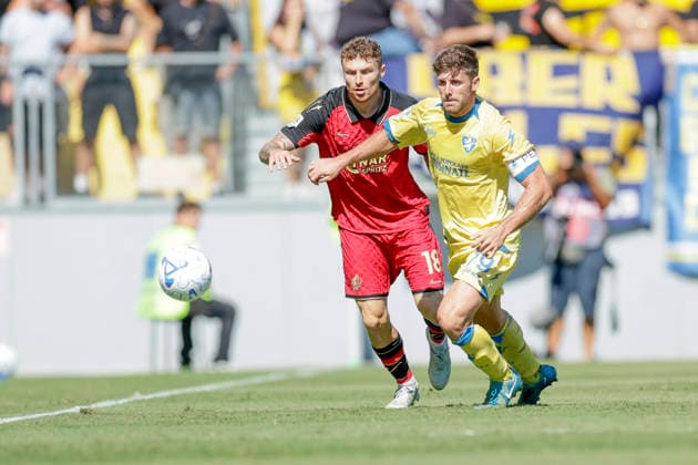 Serie a football match Frosinone Calcio vs Venezia Venezia s French midfielder Antoine Hainaut challenges for the ball with Frosinone s Italian defender Gabriele Bracaglia during the Serie A football match between Frosinone Calcio vs Venezia at the Benito Stirpe stadium in Frosinone, Italy on September 06, 2026. _BPH3235 Copyright: xAntonioxBalascox