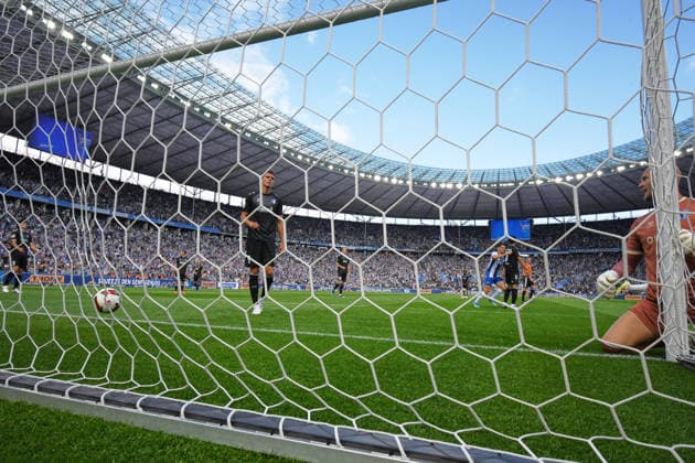Im Tor Dominik Reimann (1. FC Magdeburg, 01), Treffer zum 2:1 fuer Hertha BSC Berlin, GER, Hertha BSC vs. 1. FC Magdeburg, 2. Bundesliga, Saison 2026 2027, 04. Spieltag, 06.09.2026 (DFL REGULATIONS PROHIBIT ANY USE OF PHOTOGRAPHS AS IMAGE SEQUENCES AND OR QUASI - VIDEO). GER, Hertha BSC vs. 1. FC Magdeburg, 2. Bundesliga, Saison 2026 2027, 04. Spieltag, 06.09.2026 Berlin *** Dominik Reimann in goal for 1. FC Magdeburg, 01, goal to make it 2–1 for Hertha BSC Berlin, GER, Hertha BSC vs. 1. FC Magdeburg, 2. Bundesliga, 2026–2027 season, Matchday 04, September 6, 2026 DFL regulations prohibit any use of photographs as image sequences and or quasi-video GER, Hertha BSC vs. 1 FC Magdeburg, 2. Bundesliga, 2026–2027 season, Matchday 4, September 6, 2026, Berlin Copyright: xEibner-Pressefotox xClaudiusxRauchx EP_CRH