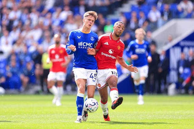 Fußball: Premier League – Everton gegen Manchester United, 6. September 2026 Premier League – Everton gegen Manchester United: Harrison Armstrong von Everton im Zweikampf mit Youri Tielemans von Manchester United. Foto: Simon Stacpoole, Offside, Liverpool, Großbritannien  Copyright: xSimonxStacpoolexOffside