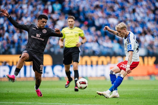 1. Bundesliga: Hamburger SV vs. 1. FSV Mainz 05, 06.09.2026 Albert Gronbaek Erlykke (Hamburger SV, 11) gegen Nadiem Amiri (1. FSV Mainz 05, 10); Fußball, 1. Bundesliga, 2. Spieltag: Hamburger SV vs. 1. FSV Mainz 05 am 06.09.2026 im Volksparkstadion, Hamburg DFL REGULATIONS PROHIBIT ANY USE OF PHOTOGRAPHS AS IMAGE SEQUENCES AND OR QUASI-VIDEO. *** 1 Bundesliga: Hamburger SV vs. 1 FSV Mainz 05, September 6, 2026; Albert Gronbaek Erlykke (Hamburger SV), 11, vs. Nadiem Amiri (1 FSV Mainz 05), 10; Soccer, 1 Bundesliga, Matchday 2: Hamburger SV vs. 1 FSV Mainz 05 on September 6, 2026, at the Volksparkstadion, Hamburg. DFL regulations prohibit any use of photographs as image sequences and or quasi-video. Copyright: xBEAUTIFULxSPORTS Tonhäuserx