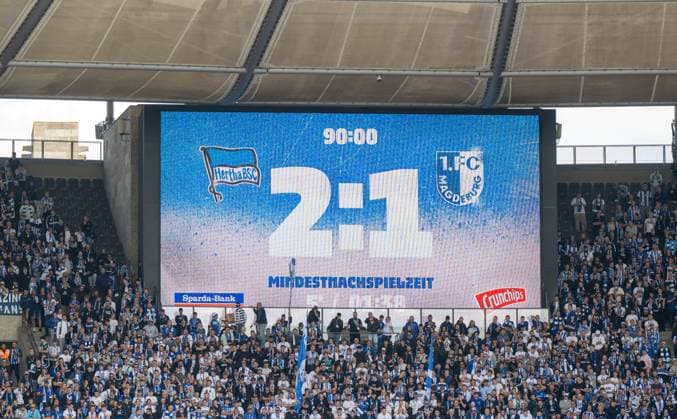 Fußball, Herren, Saison 2026 2027, 2. Bundesliga (4. Spieltag), Hertha BSC - 1. FC Magdeburg, Anzeigetafel mit 2:1-Endstand und Fans von Hertha, 06.09.2026, *** Soccer, Men s, 2026–2027 Season, 2. Bundesliga, Matchday 4, Hertha BSC 1–FC Magdeburg, scoreboard showing the final score of 2–1, and Hertha fans, September 6, 2026, Copyright: xMatthiasxKochx