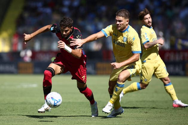 IPA88193687 - Albion Rrahmani of Venezia Football Club and Gabriele Calvani of Frosinone Calcio are in action during the 2026 2027 Serie A match between Frosinone Calcio and Venezia F.C. at Stadio Benito Stirpe in Frosinone, Italy.  Copyright: xMatteoxCassoni IPAxSportx xx 88193687