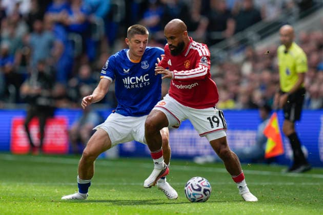 Everton v Manchester United, ManU Premier League Vitaliy Mykolenko of Everton FC competes for the ball with Bryan Mbeumo of Manchester United during the Everton v Manchester United Premier League match at the Hill Dickinson Stadium, Liverpool, England on 6 September 2026 Credit: Steve Flynn Every Second Media Editorial use only. All images are copyright Every Second Media Limited. No images may be reproduced without prior permission. All rights reserved. Premier League and Football League images are subject to licensing agreements with Football DataCo Limited. see https: www.football-dataco.com Copyright: xIMAGO EveryxSecondxMediax ESM-2142-0039 StevexFlynnx xEveryxSecondxMediax