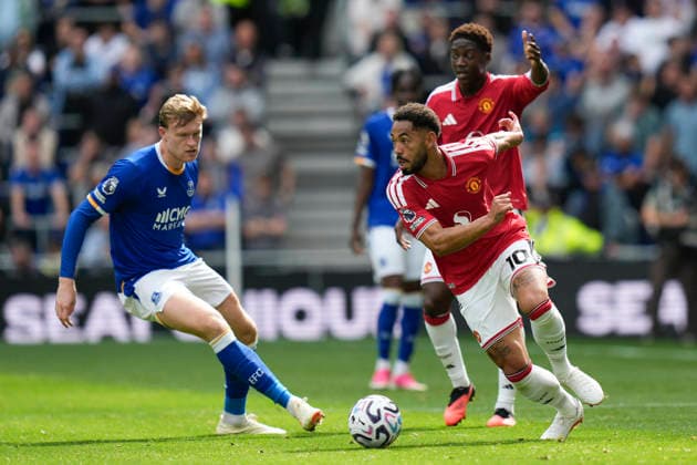 Everton v Manchester United, ManU Premier League Matheus Cunha of Manchester United turns with the ball under pressure from Jarrad Branthwaite of Everton FC during the Everton v Manchester United Premier League match at the Hill Dickinson Stadium, Liverpool, England on 6 September 2026 Credit: Steve Flynn Every Second Media Editorial use only. All images are copyright Every Second Media Limited. No images may be reproduced without prior permission. All rights reserved. Premier League and Football League images are subject to licensing agreements with Football DataCo Limited. see https: www.football-dataco.com Copyright: xIMAGO EveryxSecondxMediax ESM-2142-0043 StevexFlynnx xEveryxSecondxMediax
