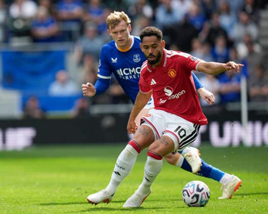 Everton v Manchester United, ManU Premier League Matheus Cunha of Manchester United under pressure from Jarrad Branthwaite of Everton FC during the Everton v Manchester United Premier League match at the Hill Dickinson Stadium, Liverpool, England on 6 September 2026 Credit: Steve Flynn Every Second Media Editorial use only. All images are copyright Every Second Media Limited. No images may be reproduced without prior permission. All rights reserved. Premier League and Football League images are subject to licensing agreements with Football DataCo Limited. see https: www.football-dataco.com Copyright: xIMAGO EveryxSecondxMediax ESM-2142-0044 StevexFlynnx xEveryxSecondxMediax