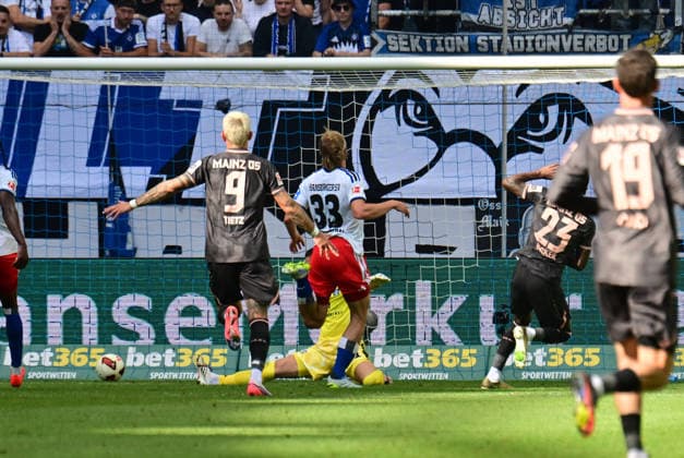 06.09.2026,GER Fußball, Männer, 1.BL, Spieltag 2, Saison 2026 2027, Hamburg, Hamburger SV vs 1.FSV Mainz 05 Sheraldo Becker (Mainz 05 23) schiesst das Tor zum 1-0 fuer Mainz vorbei an Torwart Daniel Heuer Fernandes (HSV 01) DFB DFL regulations prohibit any use of photographs as image sequences and or quasi-video) Hamburg Volksparkstadion Hamburg Deutschland *** September 6, 2026, German Soccer, Men s, 1. Bundesliga, Matchday 2, 2026–2027 Season, Hamburg, Hamburger SV vs. 1. FSV Mainz 05: Sheraldo Becker (Mainz 05, No. 23) scores the 1–0 goal for Mainz, beating goalkeeper Daniel Heuer Fernandes (HSV, No. 01). DFB and DFL regulations prohibit any use of photographs as image sequences and or quasi-video. Hamburg Volksparkstadion, Hamburg, Germany Copyright: xnordphotoxGmbH xWitkex