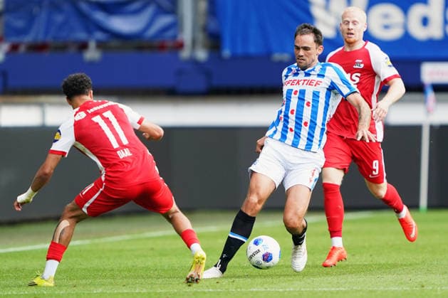 2026-09-06 VriendenLoterij Eredivisie: SC Heerenveen v AZ Alkmaar HEERENVEEN, NETHERLANDS - SEPTEMBER 6: Ro-Zangelo Daal and Mexx Meerdink of AZ Alkmaar and Sam Kersten of sc Heerenveen during the VriendenLoterij Eredivisie match between SC Heerenveen and AZ Alkmaar at Abe Lenstra stadion on September 6, 2026 in Heerenveen, Netherlands. Heerenveen Abe Lenstra stadion Netherlands Content not available for redistribution in The Netherlands directly or indirectly through any third parties. Copyright: xAndrexWeeningx