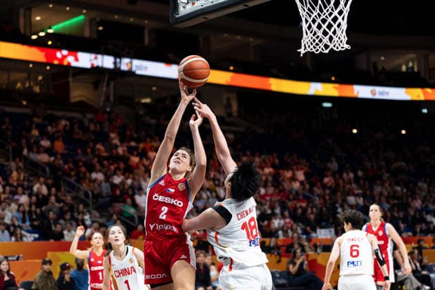Julie Pospisilova, Czech Republic, No. 02 on a layup; Mingling Chen, China, No. 18; GER, China vs. Czech Republic, Basketball, 2026 FIBA Women’s World Cup, Group Stage, Matchday 2, September 6, 2026, GER, China vs. Czech Republic, Basketball, 2026 FIBA Women s World Cup, Group Stage, Matchday 2, September 6, 2026, Berlin Copyright: xEibner-Pressefoto MaxxVincenx EP_MVN