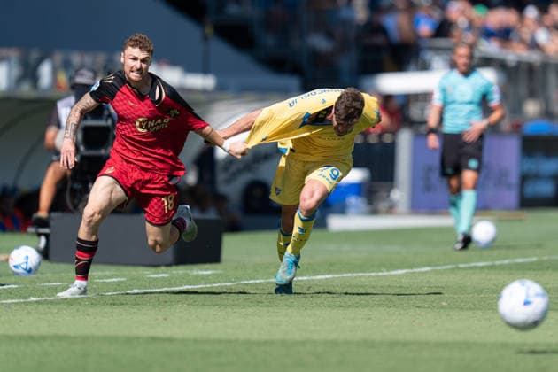 Frosinone Calcio v Venezia FC - Serie A Enilive Antoine Hainaut of Venezia FC and Gabriele Bracaglia of Frosinone Calcio compete for the ball during the Serie A Enilive match between Frosinone Calcio and Venezia FC at Stadio Benito Stirpe on September 6, 2026 in Frosinone, Italy Frosinone Stadio Benito Stirpe Lazio Italy Copyright: xGiuseppexMaffiax 20260906_151005_SerieA_Frosinone-Venezia_LIA08102