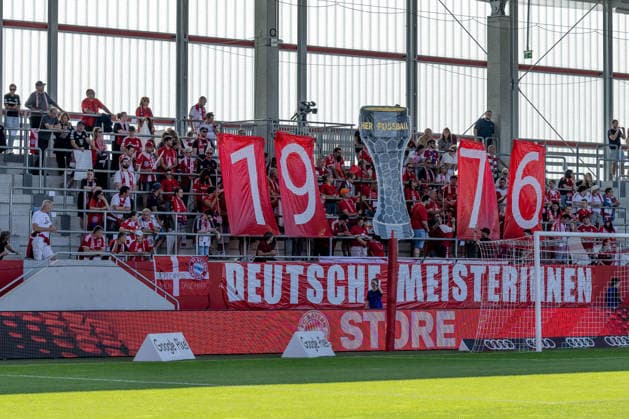 Kleine Choreographie bei den Bayernfans mit Pokal, 1976 und Deutsche Meisterinnen GER, FC Bayern Muenchen Frauen vs. SC Freiburg, Fussball, Google Pixel Frauen-Bundesliga, 3. Spieltag, Saison 2026 2027, 06.09.2026 (DFL DFB REGULATIONS PROHIBIT ANY USE OF PHOTOGRAPHS as IMAGE SEQUENCES and or QUASI-VIDEO). Foto: HMB Media Heike Feiner *** A brief dance routine by Bayern fans with the trophy, 1976, and the German Women’s Champions, FC Bayern Munich Women vs. SC Freiburg, soccer, Google Pixel Women’s Bundesliga, Matchday 3, 2026–2027 season, September 6, 2026 DFL DFB REGULATIONS PROHIBIT ANY USE OF PHOTOGRAPHS as IMAGE SEQUENCES and or QUASI-VIDEO Photo: HMB Media, Heike Feiner Copyright: HMBxMedia HeikexFeiner