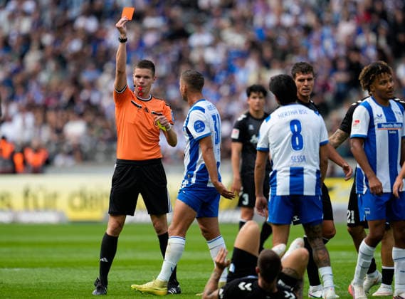 Paul Seguin (Hertha BSC, 30) sieht in der zweiten Halbzeit von Dr. Florian Exner (Schiedsrichter) die zweite Gelbe Karte und anschliessend die Rote Karte und wird vom Platz gestellt. GER, Hertha BSC vs 1. FC Magdeburg, 2. Bundesliga, 4. Spieltag, Saison 2026-27, Olympiastadion, Berlin, 06.09.2026 DFL REGULATIONS PROHIBIT ANY USE OF PHOTOGRAPHS AS IMAGE SEQUENCES AND OR QUASI-VIDEO GER, Hertha BSC vs 1. FC Magdeburg, 2. Bundesliga, 4. Spieltag, Saison 2026-27, 06.09.2026 Berlin *** Paul Seguin of Hertha BSC, age 30, receives a second yellow card and subsequently a red card from referee Dr. Florian Exner in the second half and is sent off. GER, Hertha BSC vs. 1. FC Magdeburg, 2. Bundesliga, Matchday 4, 2026–27 Season, Olympiastadion, Berlin, September 6, 2026. DFL regulations prohibit any use of photographs as image sequences and or quasi-video. GER, Hertha BSC vs. 1 FC Magdeburg, 2. Bundesliga, Matchday 4, 2026–27 season, September 6, 2026, Berlin Copyright: xEibner-Pressefoto ScottxColemanx EP_SCN