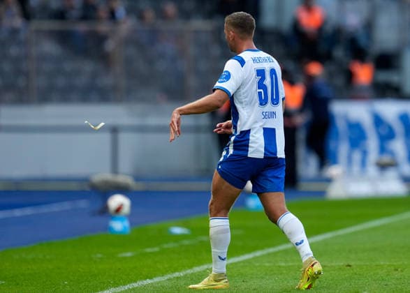 Paul Seguin (Hertha BSC, 30) reagiert auf seinen Platzverweis nach der zweiten Gelben Karte. GER, Hertha BSC vs 1. FC Magdeburg, 2. Bundesliga, 4. Spieltag, Saison 2026-27, Olympiastadion, Berlin, 06.09.2026 DFL REGULATIONS PROHIBIT ANY USE OF PHOTOGRAPHS AS IMAGE SEQUENCES AND OR QUASI-VIDEO GER, Hertha BSC vs 1. FC Magdeburg, 2. Bundesliga, 4. Spieltag, Saison 2026-27, 06.09.2026 Berlin *** Paul Seguin of Hertha BSC, 30, reacts to his ejection after receiving his second yellow card. GER, Hertha BSC vs. 1 FC Magdeburg, 2. Bundesliga, Matchday 4, 2026–27 season, Olympiastadion, Berlin, September 6, 2026 DFL regulations prohibit any use of photographs as image sequences and or quasi-video GER, Hertha BSC vs. 1 FC Magdeburg, 2. Bundesliga, Matchday 4, 2026–27 season, September 6, 2026, Berlin Copyright: xEibner-Pressefoto ScottxColemanx EP_SCN