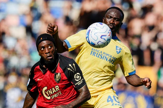Sport Bilder des Tages Serie a football match Frosinone Calcio vs Venezia Venezia s SUR defender Ridgeciano Haps challenges for the ball with Frosinone s Ivorian forward Seydou Fini during the Serie A football match between Frosinone Calcio vs Venezia at the Benito Stirpe stadium in Frosinone, Italy on September 06, 2026. _BPH4520 Copyright: xAntonioxBalascox