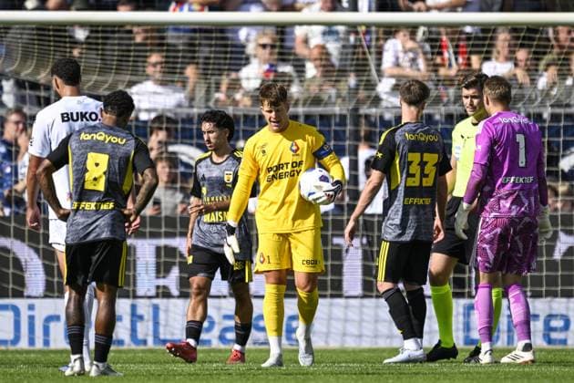 VELSEN - Telstar goalkeeper Ronald Koeman Junior prepares to take a penalty during the Dutch Eredivisie match between Telstar and Cambuur at the BUKO Stadium on September 6, 2026, in Velsen, the Netherlands. OLAF KRAAK ANP Eredivisie 2026 27 xVIxANPxSportx xxANPxIVx 567376022 originalFilename: 567376022.jpg