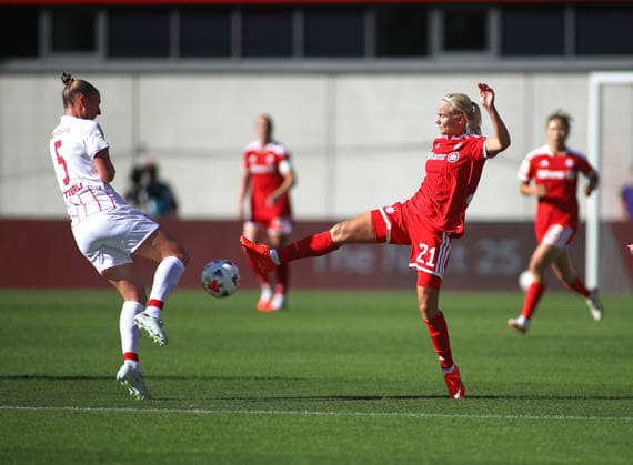 Fussball, Frauen, Google Pixel Frauen Bundesliga, 3.Spieltag, Saison 2026 2027, FC Bayern München - SC Freiburg, Campus Julia Stierli (SC Freiburg) (li.) mit Pernille Harder (FC Bayern München) (re.) im Kampf um den Ball *** Soccer, Women, Google Pixel Women s Bundesliga, Matchday 3, 2026–2027 Season, FC Bayern Munich vs. SC Freiburg, Campus Julia Stierli (SC Freiburg, left) and Pernille Harder (FC Bayern Munich, right) battling for the ball