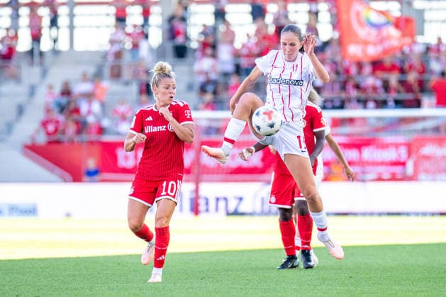 Linda Dallmann (10 FC Bayern) und Maj Schneider (15 Freiburg) in Aktion beim Google Pixel Frauen Bundesligaspiel FC Bayern München - SC Freiburg am 06.09.2026. München FC Bayern Campus Bayern Deutschland *** Linda Dallmann (10, FC Bayern) and Maj Schneider (15, Freiburg) in action during the Google Pixel Women s Bundesliga match between FC Bayern Munich and SC Freiburg on September 6, 2026, at the FC Bayern Campus in Munich, Bavaria, Germany