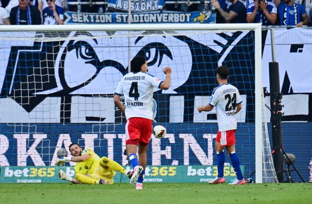 06.09.2026,GER Fußball, Männer, 1.BL, Spieltag 2, Saison 2026 2027, Hamburg, Hamburger SV vs 1.FSV Mainz 05 Phillipp Mwene (Mainz 05 02) schiesst das 2-0 fuer Mainz vorbei an Torwart Daniel Heuer Fernandes (HSV 01) DFB DFL regulations prohibit any use of photographs as image sequences and or quasi-video) Hamburg Volksparkstadion Hamburg Deutschland *** September 6, 2026, German Soccer, Men, 1st Division, Matchday 2, 2026–2027 Season, Hamburg, Hamburger SV vs. 1. FSV Mainz 05: Philipp Mwene (Mainz 05, 02) scores the 2–0 goal for Mainz past goalkeeper Daniel Heuer-Fernandes (HSV, 01). DFB and DFL regulations prohibit any use of photographs as image sequences and or quasi-video. Hamburg Volksparkstadion, Hamburg, Germany Copyright: xnordphotoxGmbH xWitkex