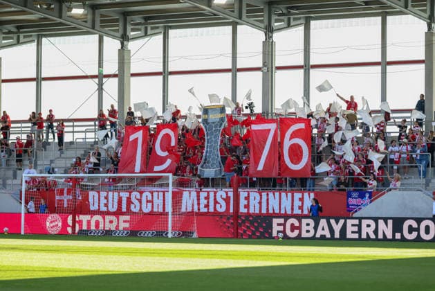 Choreografie, Choreo, Banner in der Fankurve des FC Bayern Muenchen, Deutsche Meisterinnen 1976, GER, FC Bayern Muenchen vs. SC Freiburg, Fussball, Google Pixel Frauen-Bundesliga, 3. Spieltag, Saison 2026 2027, 06.09.2026, DFL DFB REGULATIONS PROHIBIT ANY USE OF PHOTOGRAPHS as IMAGE SEQUENCES and or QUASI-VIDEO, GER, FC Bayern Muenchen vs. SC Freiburg, Fussball, Google Pixel Frauen-Bundesliga, 3. Spieltag, Saison 2026 2027, 06.09.2026 Muenchen *** Choreography, Choreo, Banner in the FC Bayern Munich fan section, 1976 German Champions, GER, FC Bayern Munich vs. SC Freiburg, Soccer, Google Pixel Women s Bundesliga, Matchday 3, 2026–2027 Season, September 6, 2026, DFL and DFB regulations prohibit any use of photographs as image sequences and or quasi-video, GER, FC Bayern Munich vs. SC Freiburg, soccer, Google Pixel Women’s Bundesliga, Matchday 3, 2026–2027 season, September 6, 2026, Munich Copyright: xEibner-Pressefoto JennixMaulx EP_JML