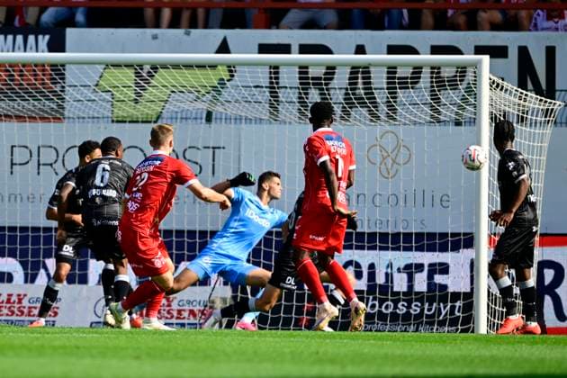 KV Kortrijk v SV Zulte Waregem - Jupiler Pro League KORTRIJK, BELGIUM - SEPTEMBER 06 : Ruyssen Gilles defender of KV Kortrijk missing an opportunity during the Jupiler Pro League match between KV Kortrijk and SV Zulte Waregem on September 6, 2026 in Kortrijk, Belgium, 06 09 2026 Kortrijk Belgium  Copyright: xJanxDexMeuleneirx