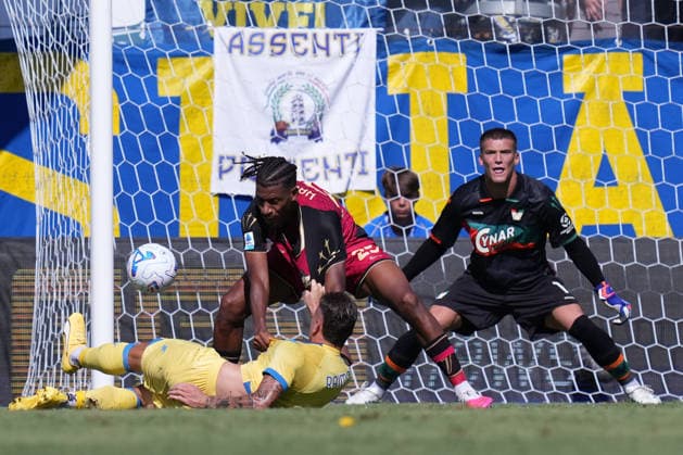 Venezia s Redouane Halhal Frosinone s Antonio Raimondo during the Serie A EniLive soccer match between Frosinone and Venezia at the Frosinone Benito Stirpe stadium, Italy - Sunday, September 6, 2026 - Soccer ( Photo by Alfredo Falcone LaPresse )  Copyright: xAlfredoxFalcone LaPressex
