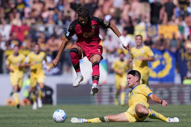 Frosinone s Gabriele Calvani Venezia s Albion Rrahamani during the Serie A EniLive soccer match between Frosinone and Venezia at the Frosinone Benito Stirpe stadium, Italy - Sunday, September 6, 2026 - Soccer ( Photo by Alfredo Falcone LaPresse )  Copyright: xAlfredoxFalcone LaPressex