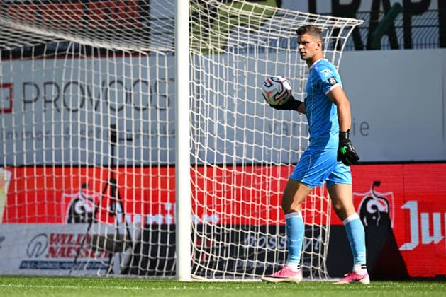 260906 KV Kortrijk vs Zulte Waregem goalkeeper Louis Bostyn (1) of Zulte-Waregem pictured during the Jupiler Pro League season 2026 - 2027 matchday 5 game between KV Kortrijk and SV Zulte Waregem on September 6 , 2026 in Kortrijk, Belgium. (Photo by David Catry Isosport) Kortrijk Belgium  Copyright: xDavidxCatryx 20260906DC2_8517