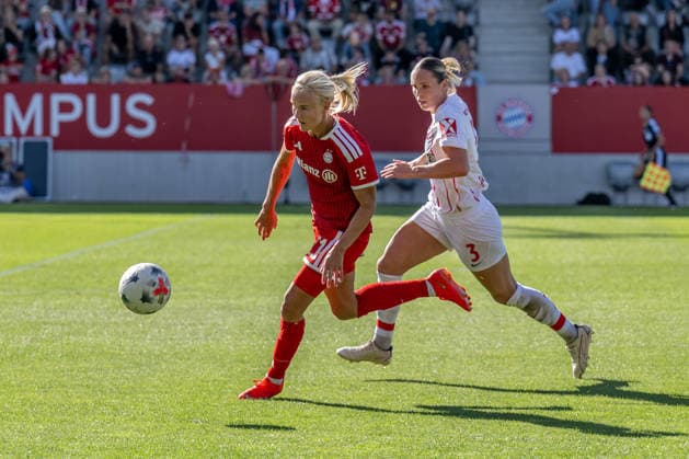 Kampf um den Ball Zweikampf zwischen Pernille Harder (FC Bayern Muenchen Frauen, 21) und Alina Axtmann (SC Freiburg, 03) GER, FC Bayern Muenchen Frauen vs. SC Freiburg, Fussball, Google Pixel Frauen-Bundesliga, 3. Spieltag, Saison 2026 2027, 06.09.2026 (DFL DFB REGULATIONS PROHIBIT ANY USE OF PHOTOGRAPHS as IMAGE SEQUENCES and or QUASI-VIDEO). Foto: HMB Media Heike Feiner *** Battle for the Ball: Head-to-head duel between Pernille Harder of FC Bayern Munich Women, 21, and Alina Axtmann of SC Freiburg, 03 GER, FC Bayern Munich Women vs. SC Freiburg, Soccer, Google Pixel Women’s Bundesliga, Matchday 3, 2026–2027 Season, September 6, 2026 DFL DFB REGULATIONS PROHIBIT ANY USE OF PHOTOGRAPHS AS IMAGE SEQUENCES AND OR QUASI-VIDEO Photo: HMB Media, Heike Feiner Copyright: HMBxMedia HeikexFeiner