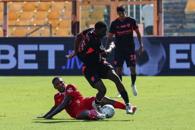 September 6, 2026, Parma: Parma™s Mandela Keita fights for the ball during the italian soccer Serie A match between Parma Calcio 1913 vs AC Monza on sept. 6, 2026 at the Stadio Ennio Tardini in Parma, Italy. ANSA Soccer: Serie A; Parma Vs Monza  - ZUMAa110 20260906_zaf_a110_074 Copyright: xLorenzoxCattanix