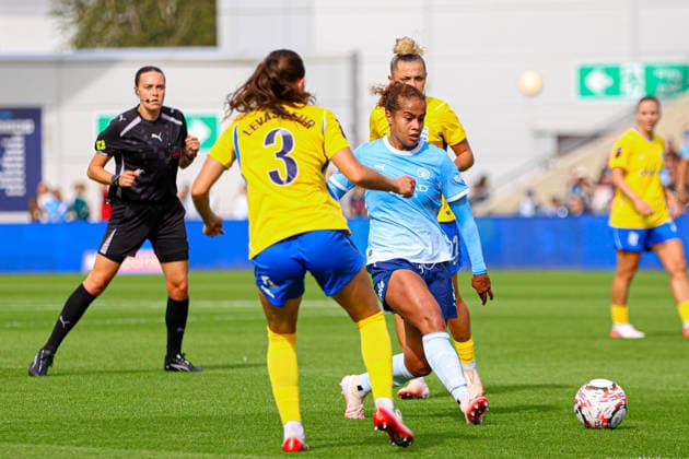 MANCHESTER, ENGLAND - September 6: Mary Fowler of Manchester City passes the ball during the Barclays Womens Super League game between Manchester City and Birmingham City at Joie Stadium on September 6, 2026 in Manchester, England. (Photo by Natalie Mincher Sports Press Photo) Copyright: xNataliexMincher SPPx Sportspressphoto_SPR224749
