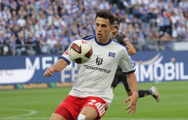 Nicolas Capaldo (Hamburger SV) Fussball, Herren, Saison 2026 2027,1.Liga, Volksparkstadion, Hamburger SV gegen Mainz 05 DFL REGULATIONS PROHIBIT ANY USE OF PHOTOGRAPHS AS IMAGE SEQUENCES AND OR QUASI-VIDEO. *** Nicolas Capaldo, Hamburger SV Soccer, Men s Team, 2026–2027 Season, 1. Bundesliga, Volksparkstadion, Hamburger SV vs. Mainz 05. DFL regulations prohibit any use of photographs as image sequences and or quasi-video.
