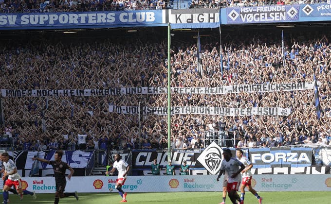 Banner der HSV fans , keine Zeugenjehovas nur der HSV im Stadion Fussball, Herren, Saison 2026 2027,1.Liga, Volksparkstadion, Hamburger SV gegen Mainz 05 DFL REGULATIONS PROHIBIT ANY USE OF PHOTOGRAPHS AS IMAGE SEQUENCES AND OR QUASI-VIDEO. *** HSV fans banner: No Jehovah s Witnesses—just HSV at the stadium. Soccer, Men s, 2026–2027 season, 1. Bundesliga, Volksparkstadion, Hamburger SV vs. Mainz 05. DFL regulations prohibit any use of photographs as image sequences and or quasi-video.